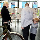 4. juni: Kronprinsessen er til stede på FutureBuilts konferanse «Klima for innovasjon? der en spent Nilas (7) og faren hans Jens Jensen presenterer ideen deres «Sykkellek» (Foto: Lise Åserud, NTB scanpix)